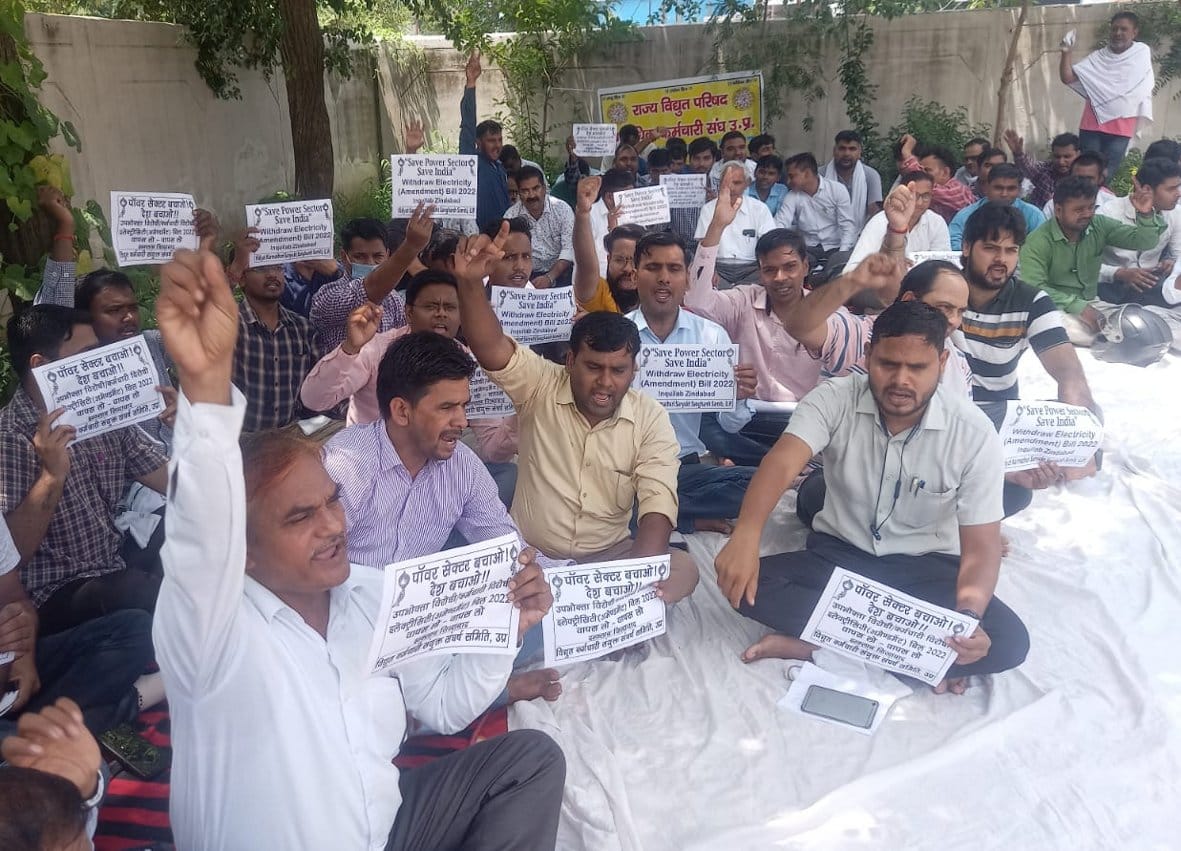 Employees picket at SE office in protest against privatization