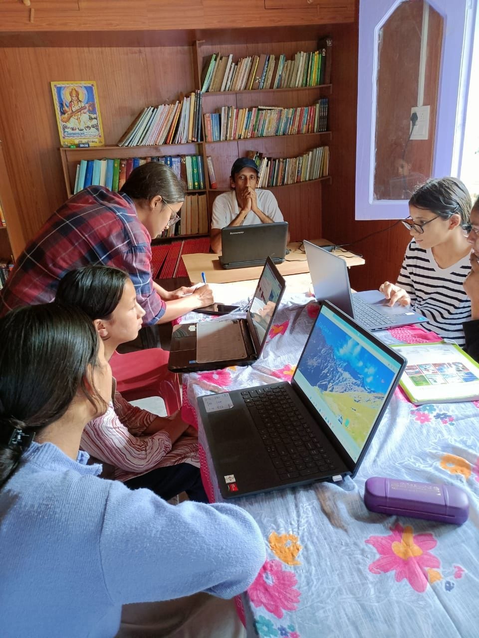 Students are learning website designing in Bathar