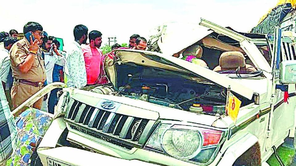 Container collided with Bolero car seven people in mainpuri