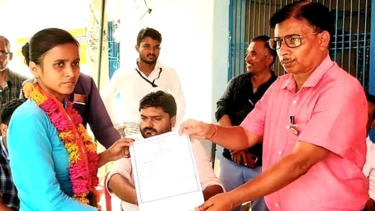 22-year-old Sadhna became the youngest city panchayat president in Chitrakoot, Satna,