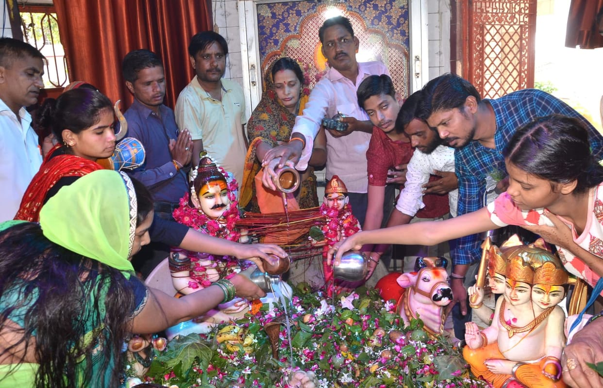 The pagoda resonated with Har Har Mahadev