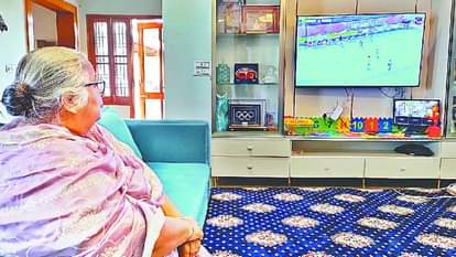 बेटे का मैच देखतीं मंजीत कौर।