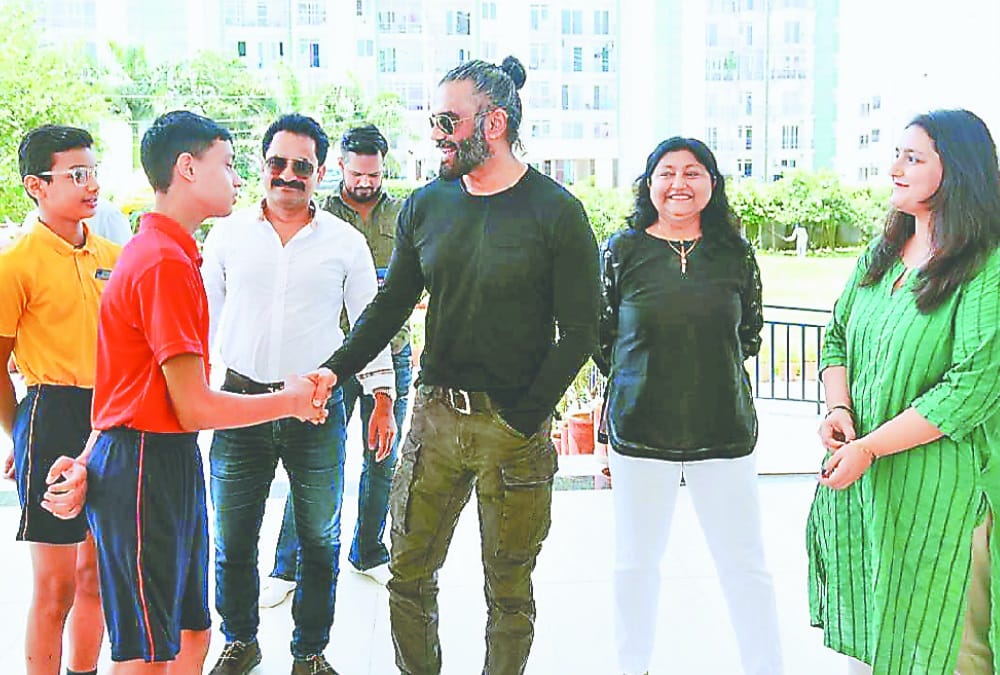Bollywood Actor suniel shetty visited dehradun and spend time with students