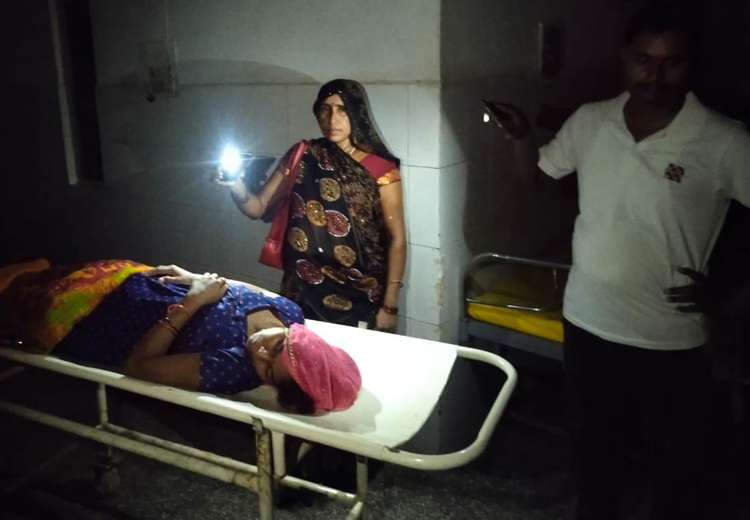 Hardoi, Wiring of CHC is bad, deliveries happen in the light of mobile