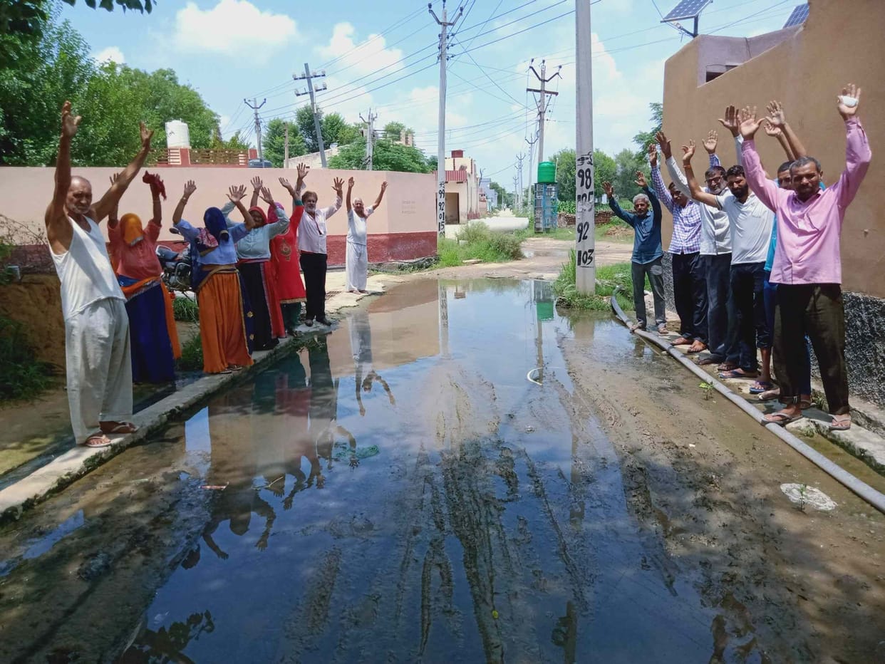 People of Daroli Ahir demonstrated for lack of cleanliness