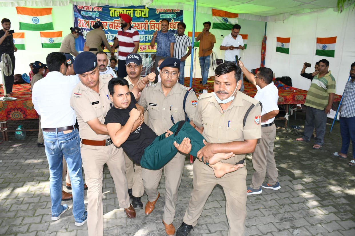 Police forcibly picked up nurses sitting on hunger strike