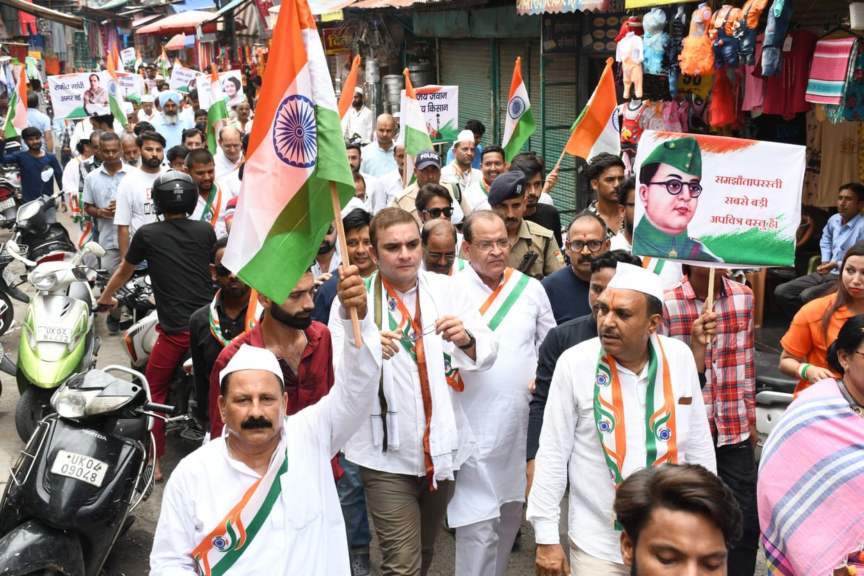 Congressmen took to the streets with tricolor in hand