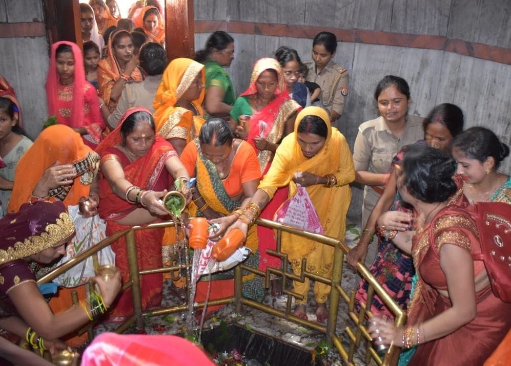 Devotees of the innocent gathered in Mini Babadham, Har Har Mahadev echoed