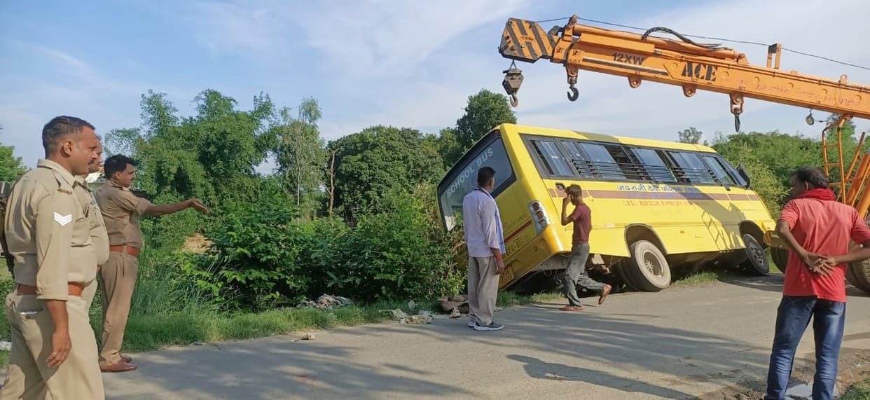 School bus saved from overturning, children's breath stuck