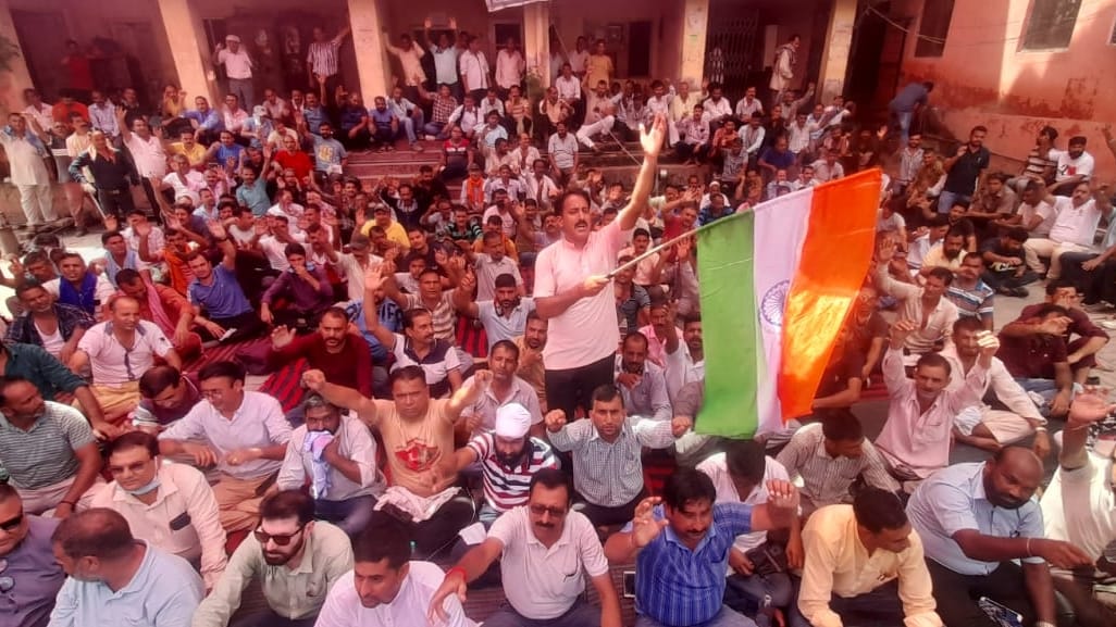 Jammu dailywazers workers of Jalshakti department continue to strike
