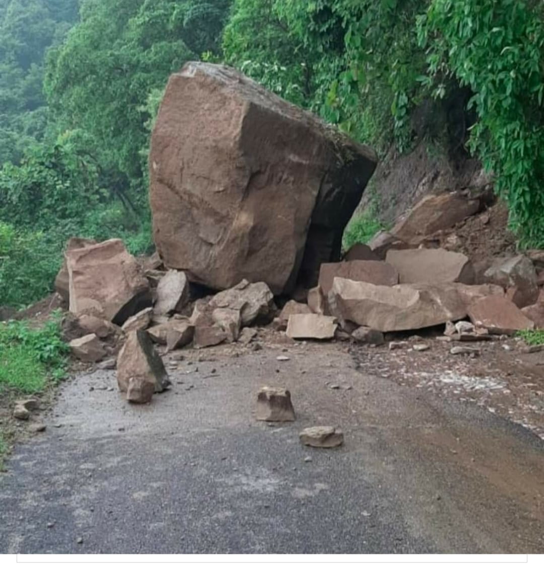 Traffic disrupted for 18 hours due to huge rock fall on Amb Ghatta Tehri road in kangra