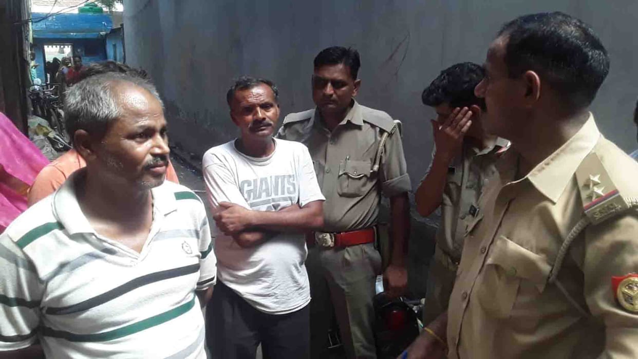 Farrukhabad News: Dead body found lying in junk warehouse