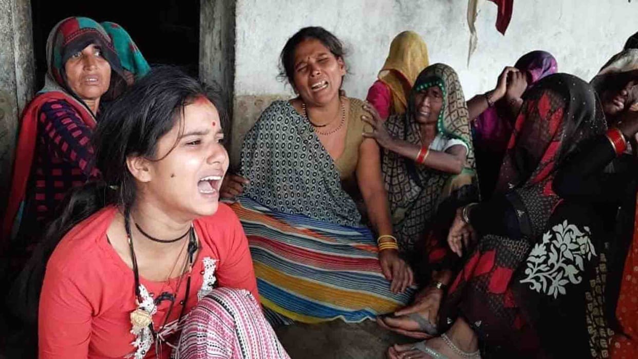Mahoba News: Farmer body found hanging from noose
