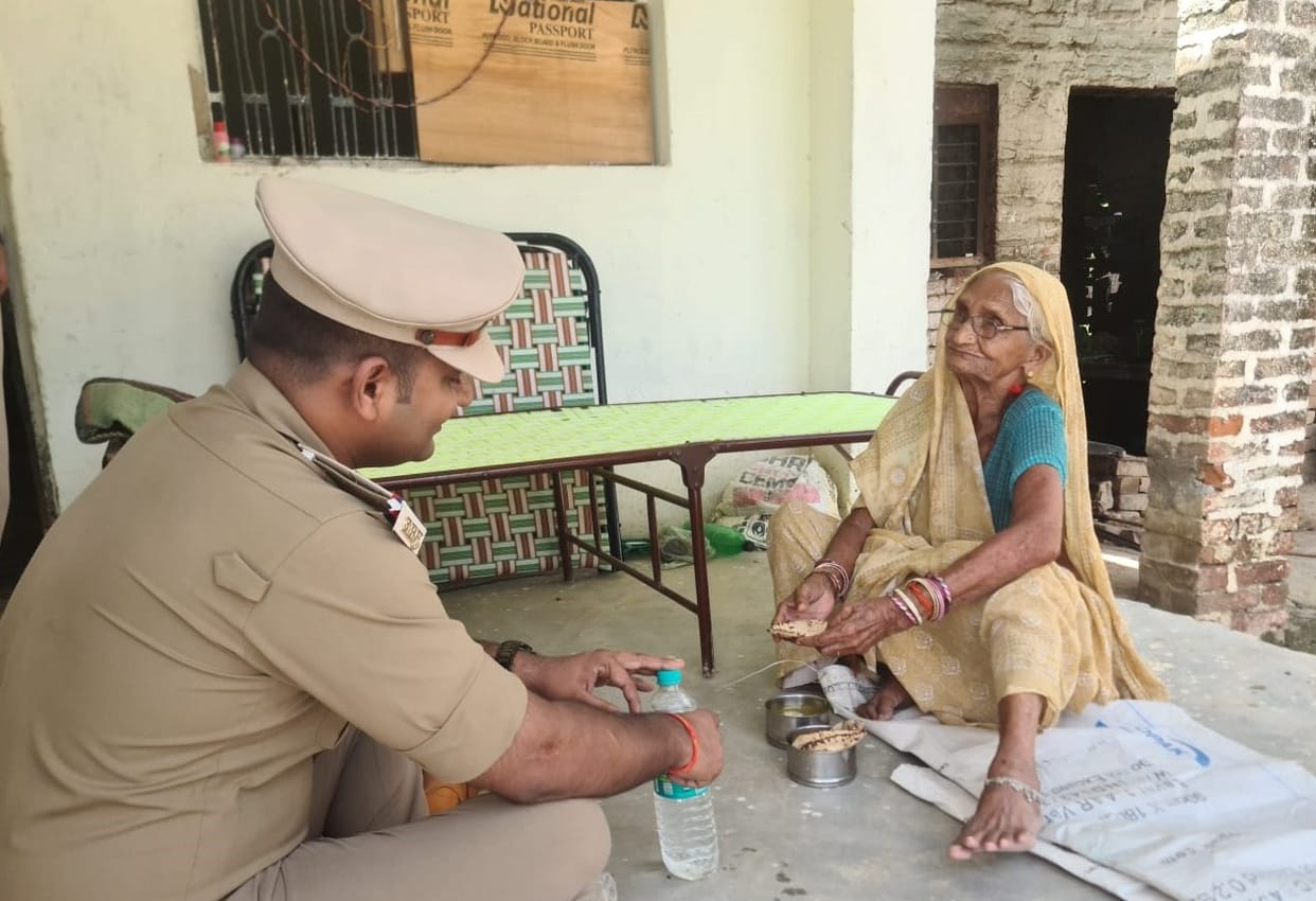 Human face of police shown in Kanpur Dehat, Inspector fed food to elderly woman