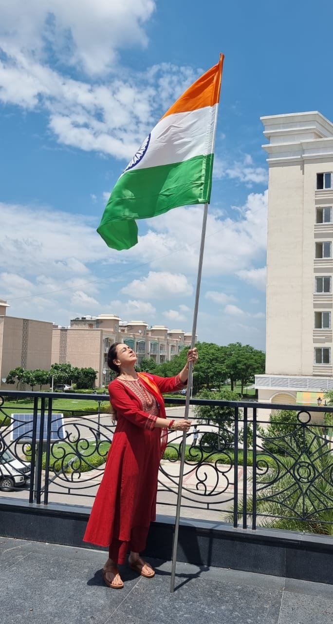Mathura: MP Hema Malini hoisted the tricolor at the residence with the BJP