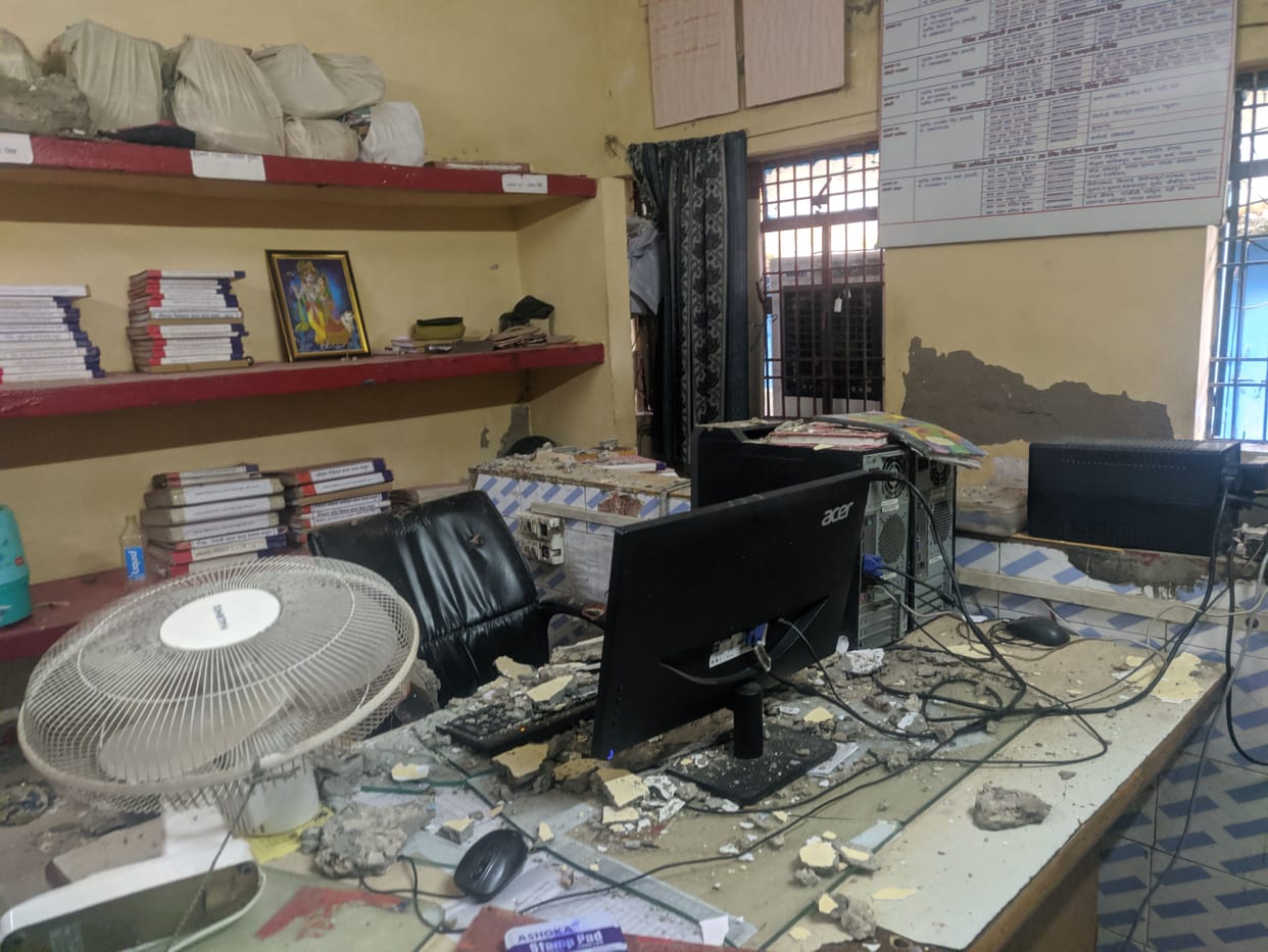 Mathura: The roof of the police station office collapsed, the head of the home guard on duty was torn