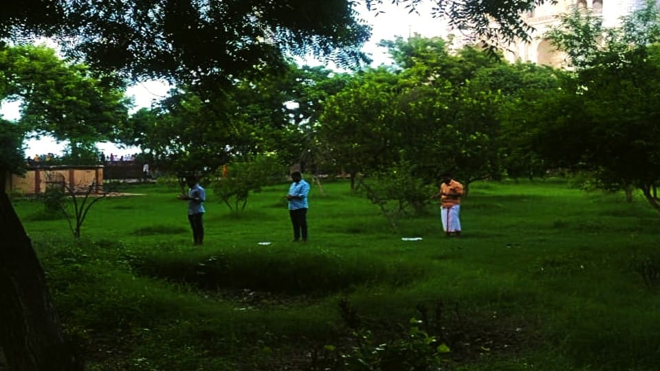 Three tourists of Kerala offered Namaz in the garden of Taj Mahal