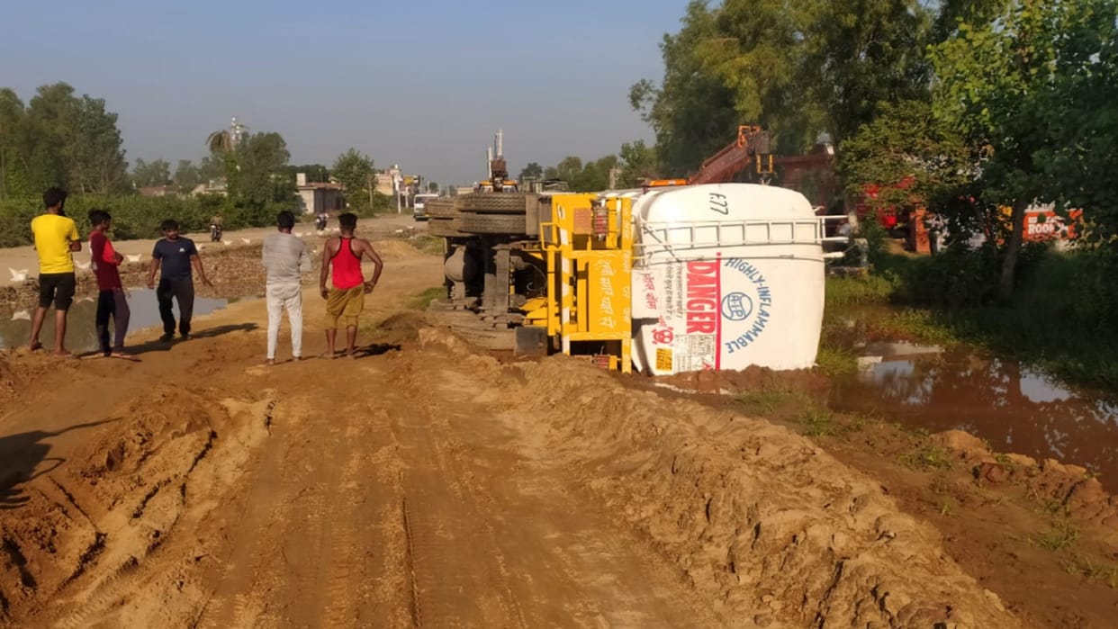 Alcohol filled tanker overturned in Bijnor city