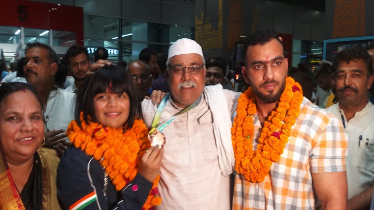 Commonwealth games 2022: Divya Kakran was welcomed at Delhi airport after returning from Birmingham, see photo