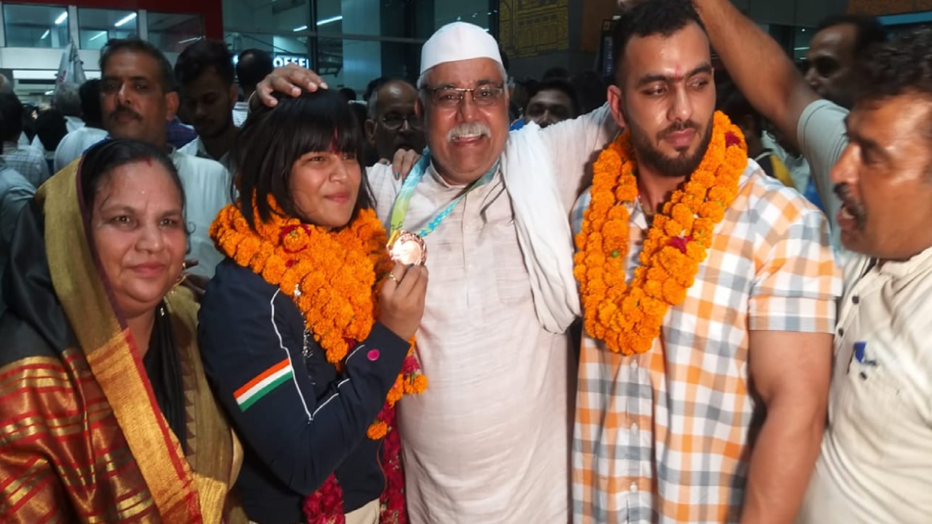Commonwealth games 2022: Divya Kakran was welcomed at Delhi airport after returning from Birmingham, see photo