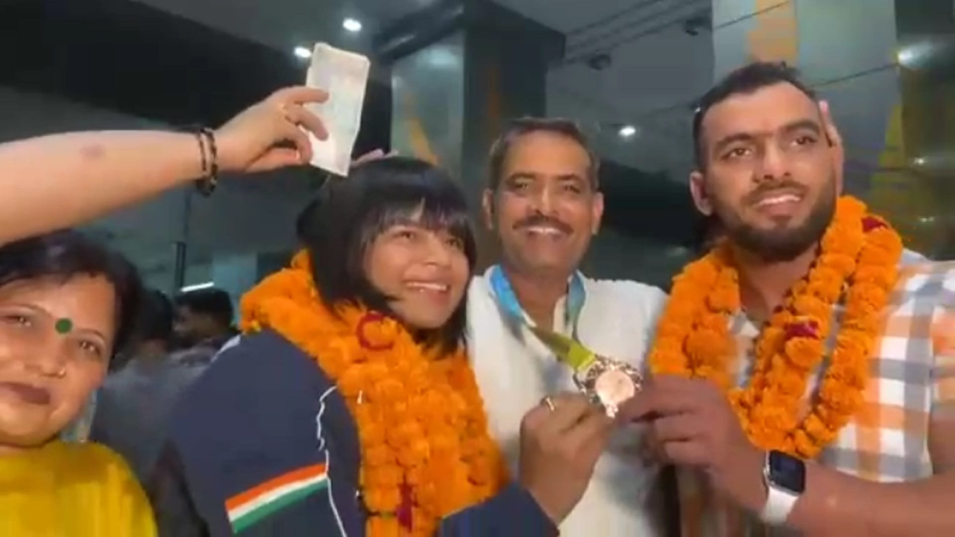 Commonwealth games 2022: Divya Kakran was welcomed at Delhi airport after returning from Birmingham, see photo