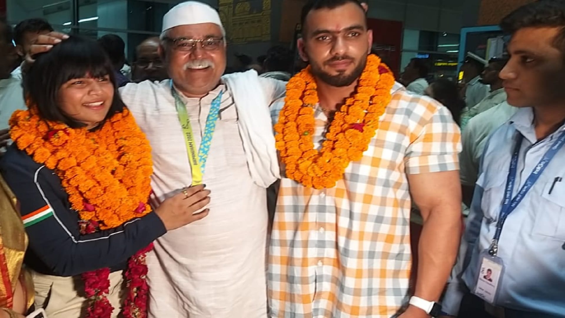 Commonwealth games 2022: Divya Kakran was welcomed at Delhi airport after returning from Birmingham, see photo