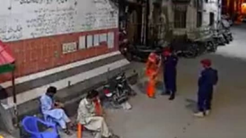 Security guard slaps pregnant woman in Karachi, kicks her on face