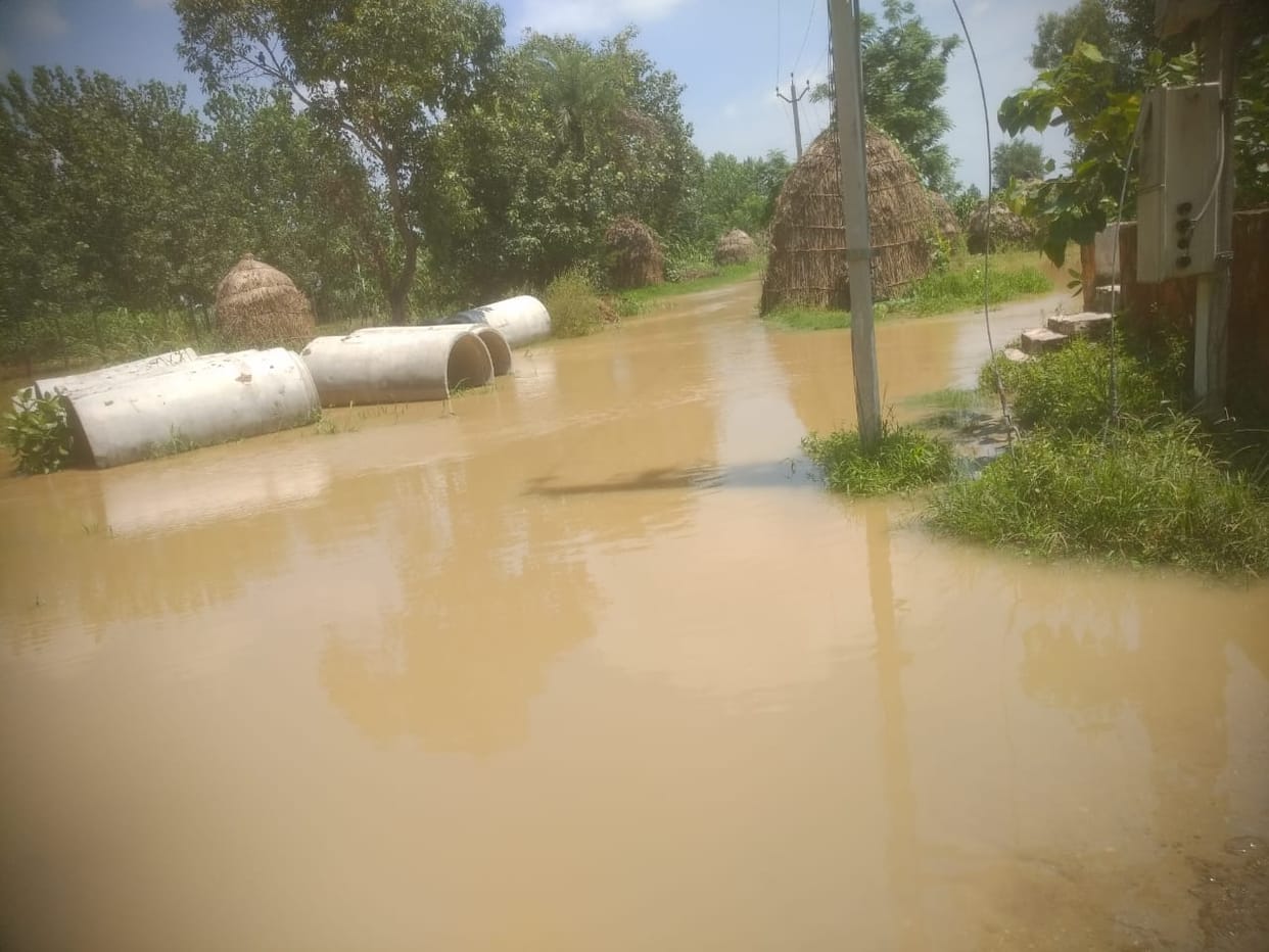The water of the Solani river reached the village roads