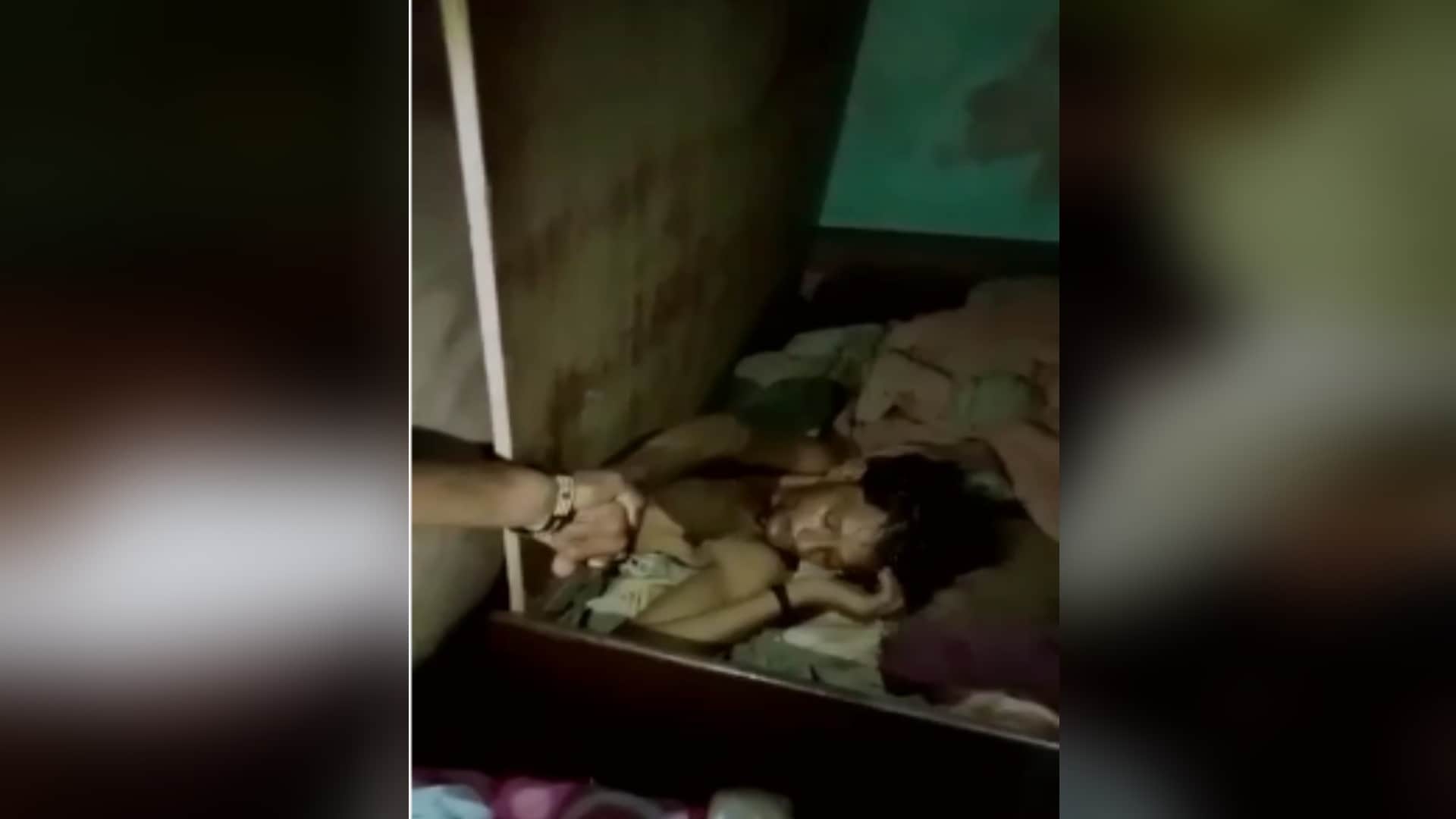 Husband found hidden in bed box at girlfriends home, wife caught red-handed in Baghpat, video viral