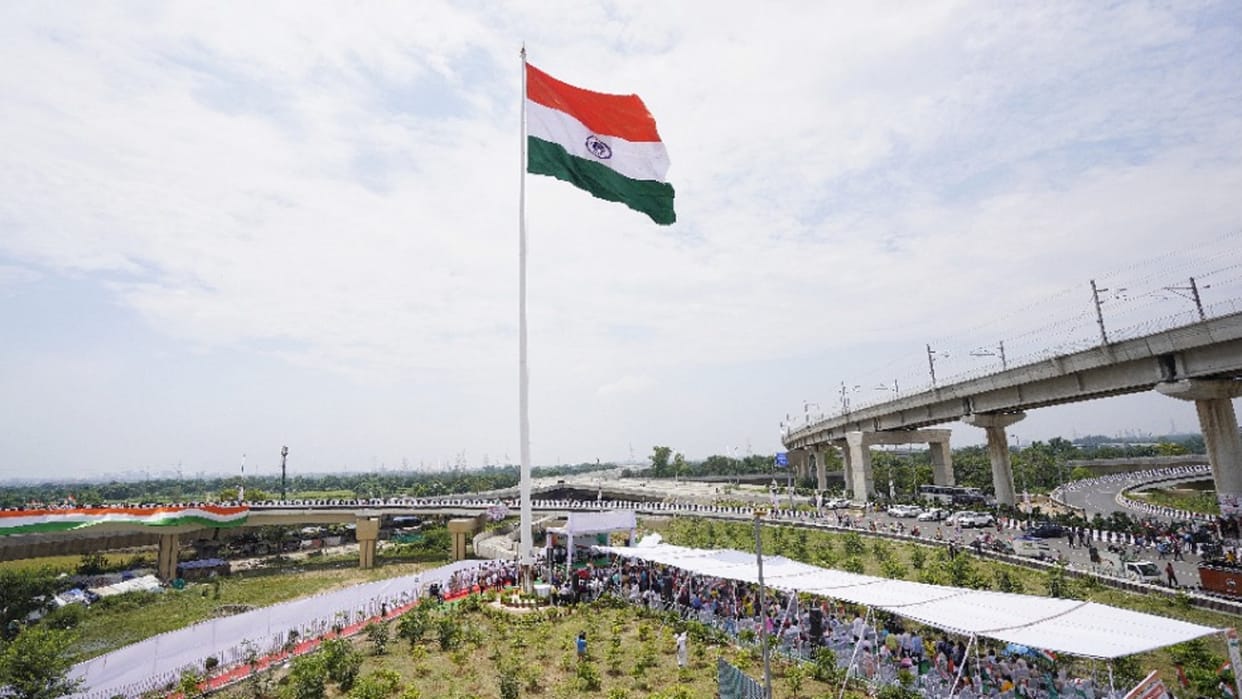 Politics On Tiranga in Delhi between APP and BJP