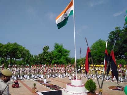 पीटीसी में सलामी देते रिक्रू ट आरक्षी