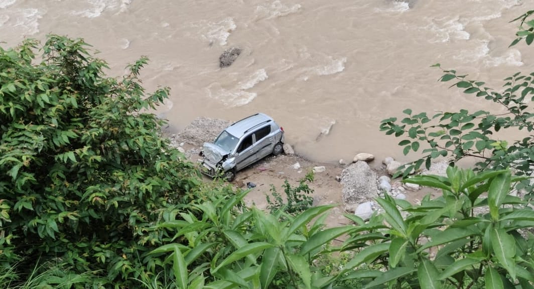 Car fell into a 50 meter deep gorge while rescuing an abandoned animal