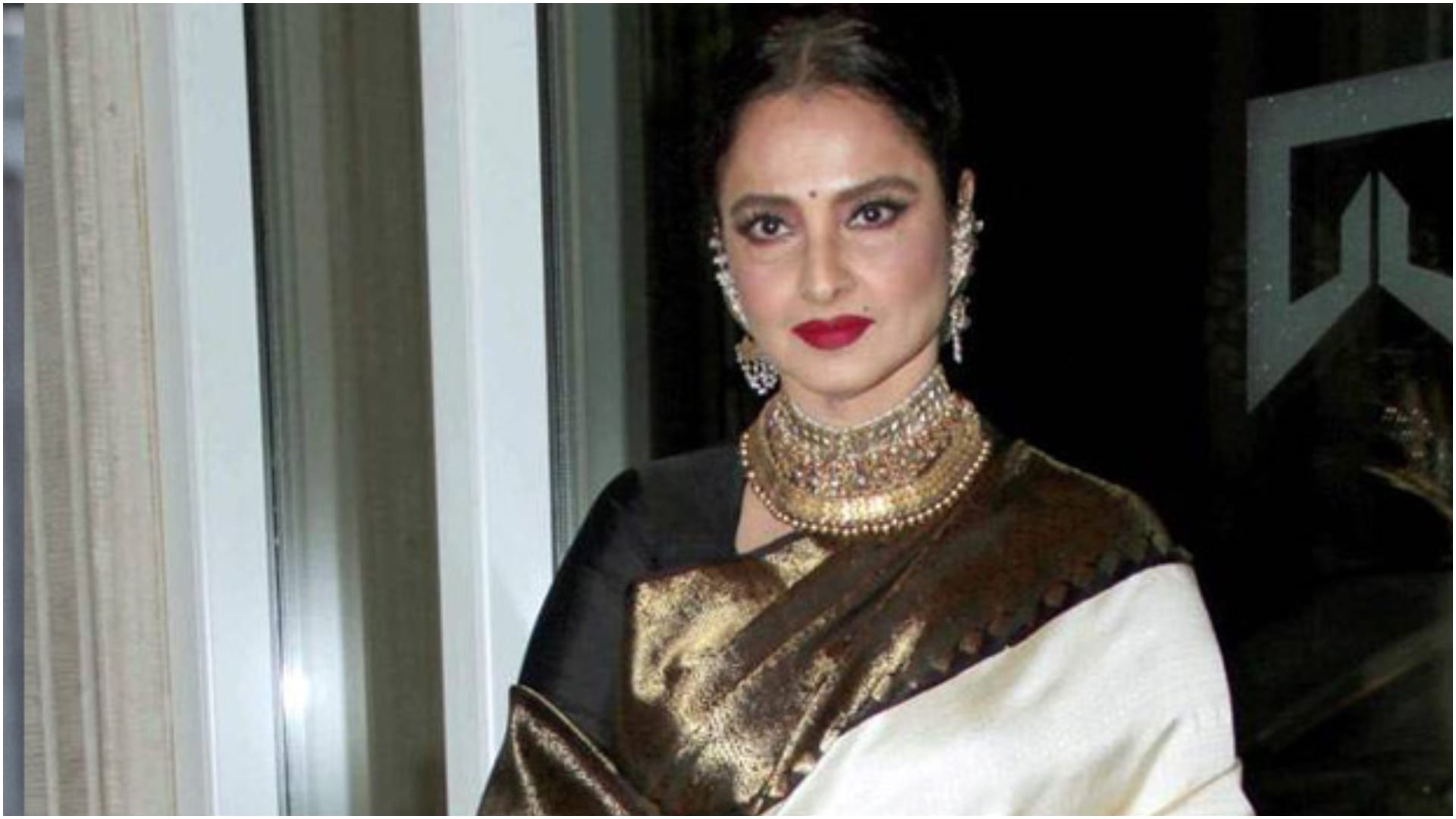 Monday Flashback of Bollywood When Actress Rekha Cried After Kissing Scene for Anjana Safar Movie