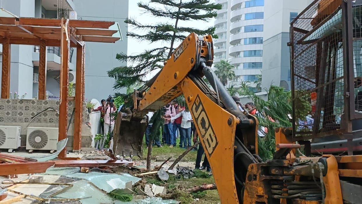 Bulldozer ran on absconding Shrikant Tyagi's flat, 25 thousand reward announced