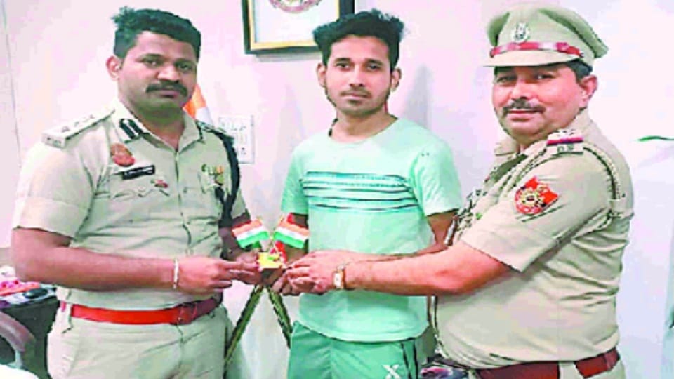 mohamed danish saved abhinav life delhi police deputy commissioner honored him