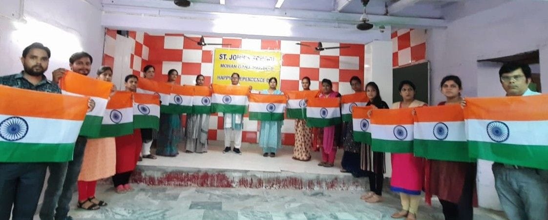 Hathras: Teachers and students immersed in the colors of patriotism and tricolor