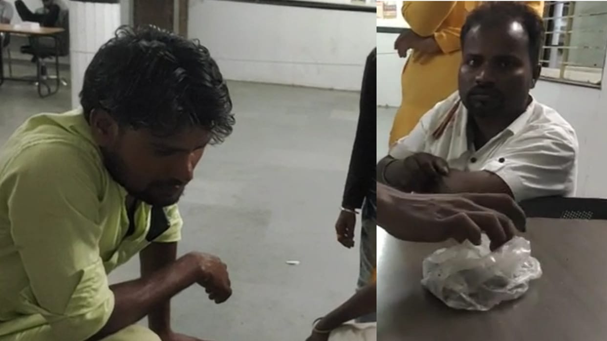 In Chhatarpur, a young man who was a victim of snakebite reached the hospital with a snake in polythene