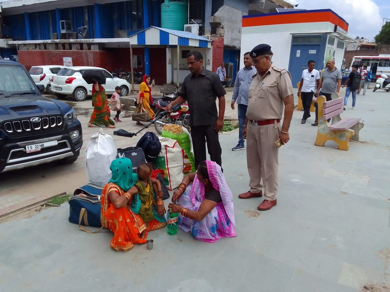 svatantrata divas ke maddenajar relave steshan va bas staind par chalaaya jaanch abhiyaan