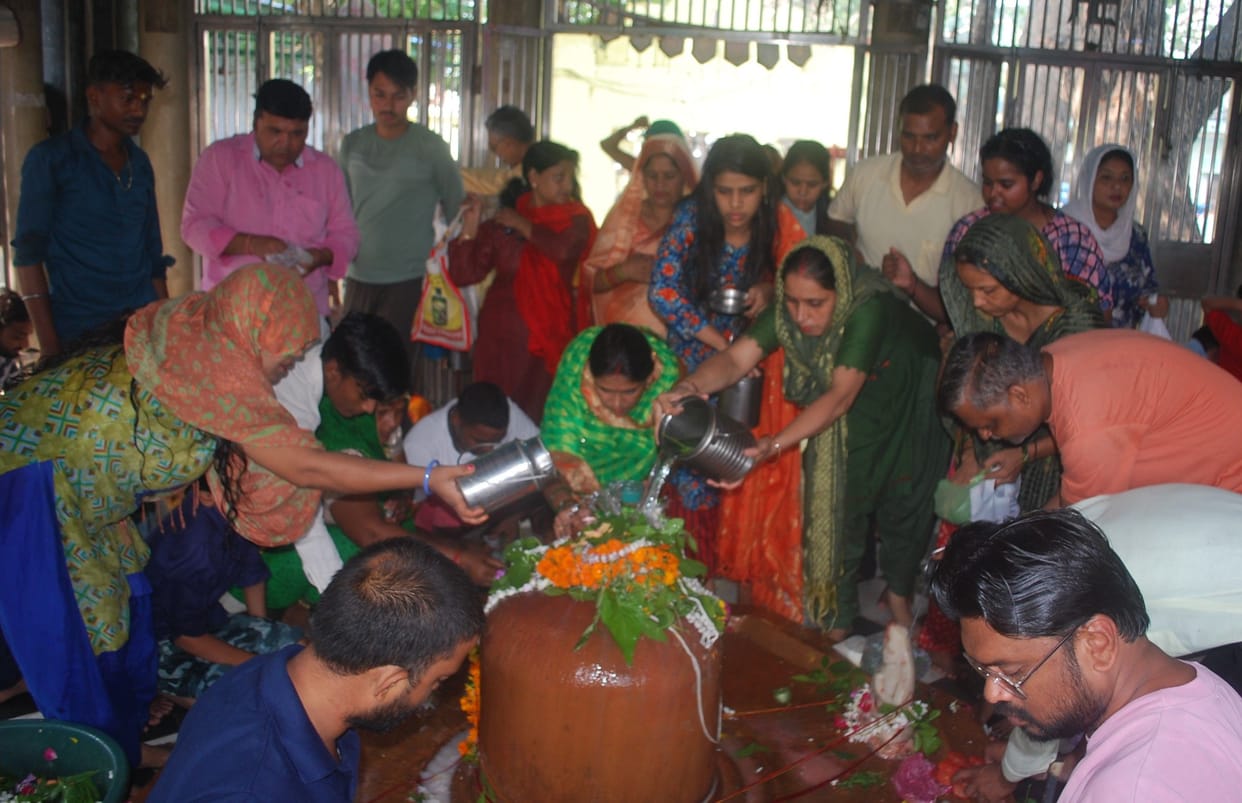 Hathras: Devotees performed Jalabhishek on the last Monday of Sawan