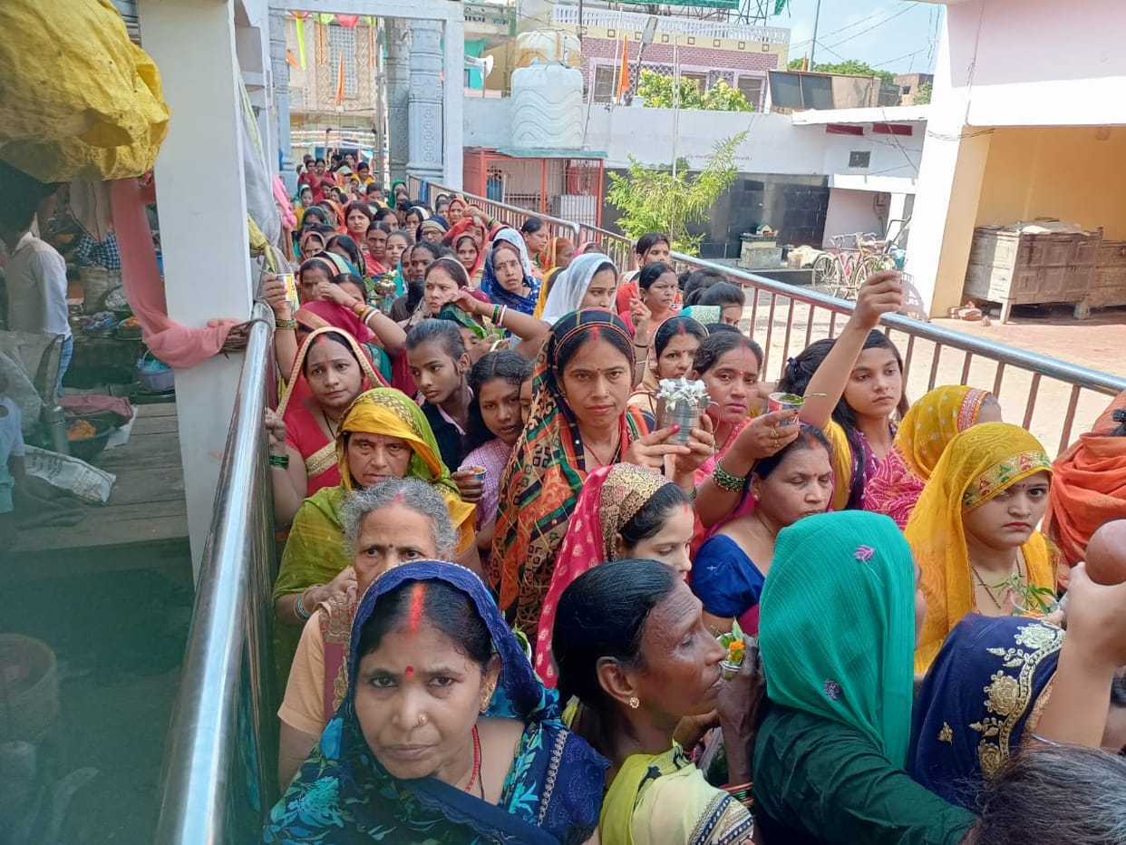 Devotees gathered on the last Monday