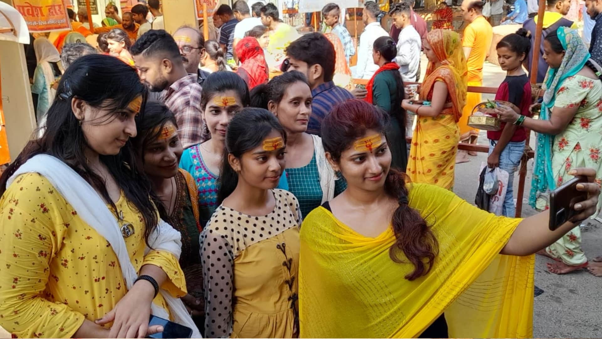 Sawan Somvar 2022 Shiva devotees arrived to temple in gorakhpur