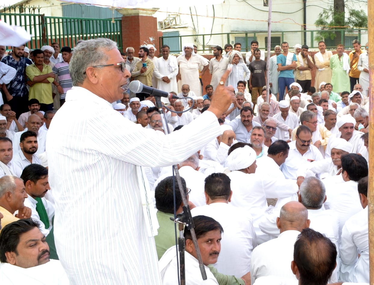 RLD SP workers staged a five-hour dharna at the gate of Shamli Sugar Mill
