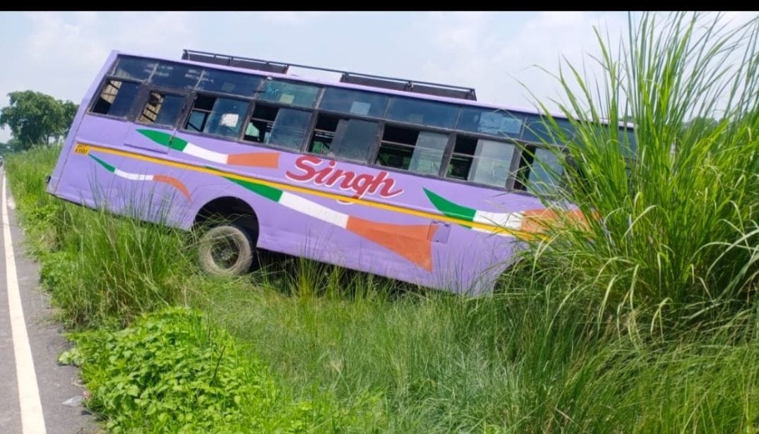 kanpur dehat: private bus went into the ravine, many passengers minor injured, driver and operator absconded
