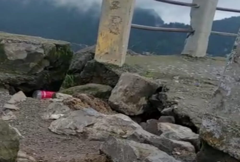 Nainital News: Cracks in Tourist Places Tiffin Top Hill see photos
