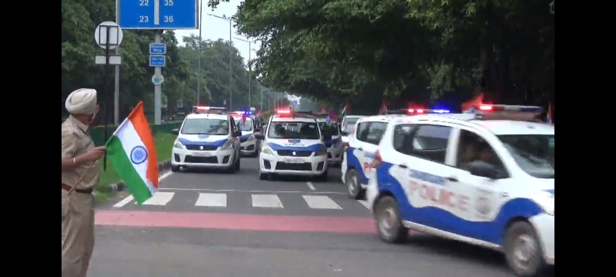 Police took out tricolor rally with sirens of vehicles and flag