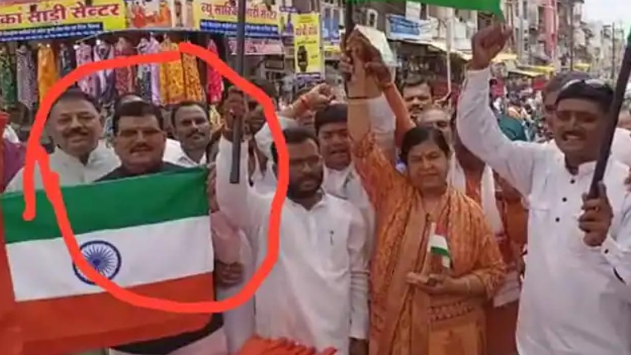 MP held the tricolor upside down in Khandwa for taking photographs, clarified after the video went viral