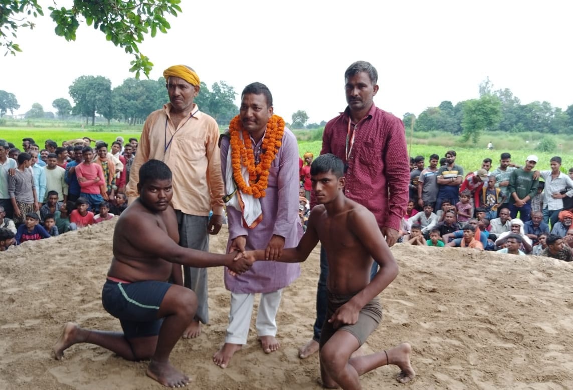 Wrestling of female wrestlers left on par