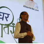 सीएम शिवराज ने बच्चों को बताया तिरंगे का इतिहास