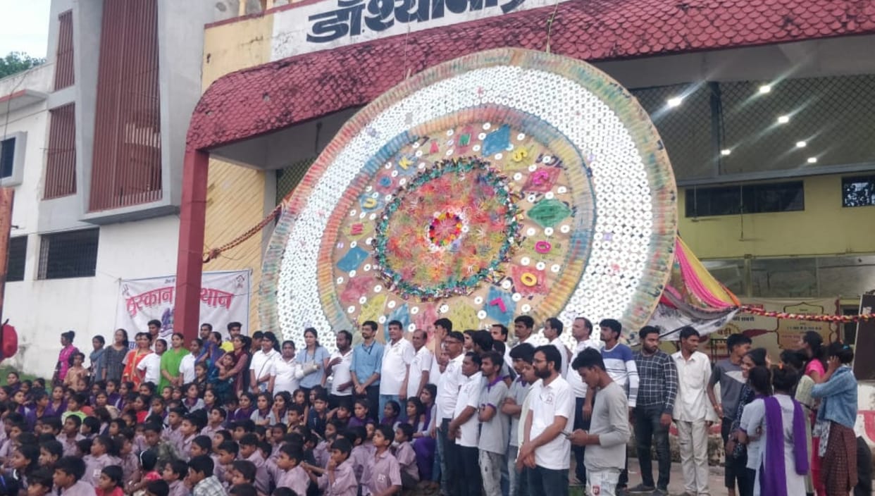 Muskan Sansthan Children in Dungarpur made rakhi of 75 feet circumference from waste item