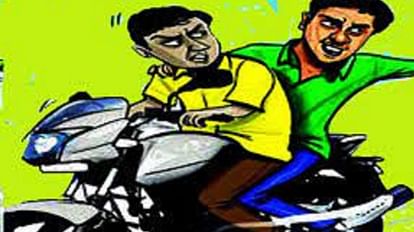 bike riding miscreants pushed father of groom and ran away after robbing bag full of jewellery In Agra